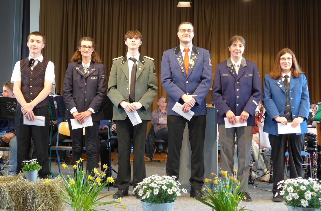 Die Lehrgangbesten im Musikverband Aachen (v.l.): Clemens Kerkmann (Höfen), Emily Schramm (Vossenack), Benedikt Thelen (Oidtweiler), Jannik Voßen (Rollesbroich), Christine Haake (Mützenich) und Sofia Löhrer (Dedenborn). Foto: A. Lauscher