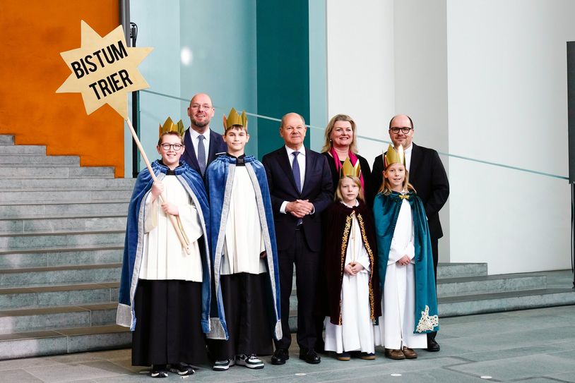 Die Sternsinger Elsa (9), Johannes (11), Amelie (10) und Felix (12) sowie Begleiterin Anne Gedert aus der Pfarrei Hl. Edith Stein/St. Augustinus in Trier vertraten das Bistum Trier am Dienstagmorgen beim Sternsingerempfang von Bundeskanzler Olaf Scholz zur 67. Aktion Dreikönigssingen. Zum Gruppenfoto mit dem Kanzler stellten sie sich gemeinsam mit Pfarrer Dirk Bingener, Präsident des Kindermissionswerks ‚Die Sternsinger', und Domvikar Stefan Ottersbach, Bundespräses des Bundes der Deutschen Katholischen Jugend (BDKJ), im Bundeskanzleramt auf.
