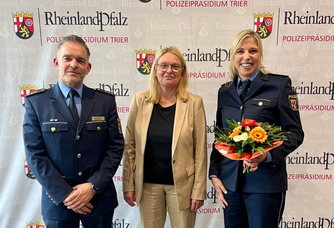 Thomas Wimmer, Polizeipräsidentin Anja Rakowski und Romy Berger (von links).