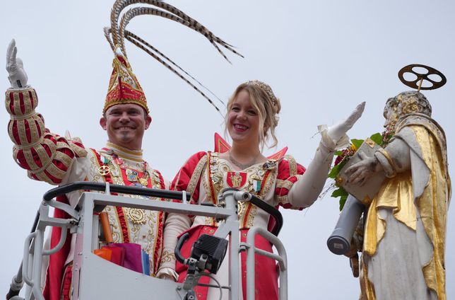 Mithilfe einer Feuerwehr-Drehleiter wurden sie auf 6,5 Meter Höhe zur Brunnenfigur des Stadtpatrons Petrus gehoben. Auf Augenhöhe mit der Figur überreichten sie einen Blumenstrauß sowie einen Karnevalsorden.