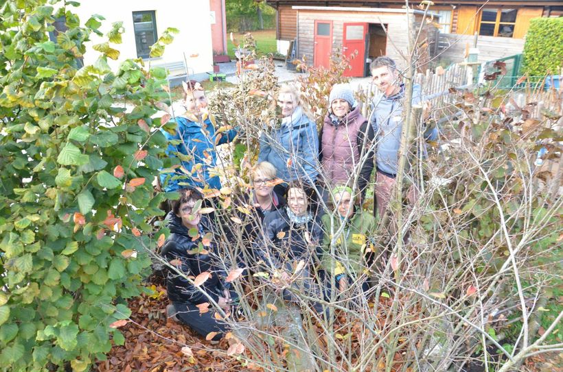 Erzieher des Rollesbroicher Kindergartens und anderer Waldkindergärten ließen sich von Dennis Pfeiffer in die Artenvielfalt von Totholz entführen. Ein Kleinod zum Entdecken und Entspannen für die Kleinen... Foto: T. Förster