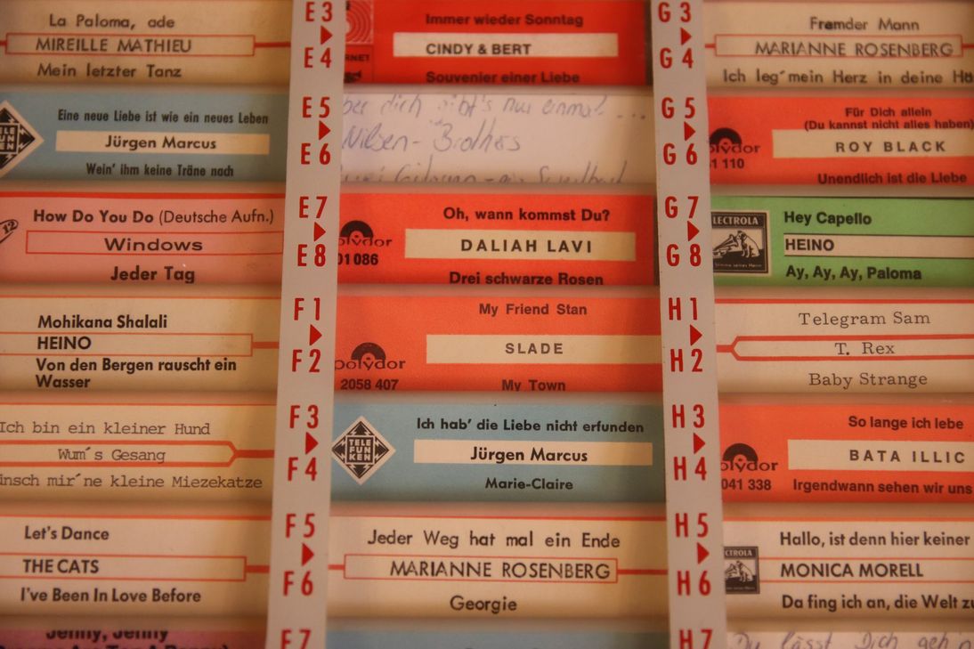 Die Musikbox in der Gaststätte spielt nur Lieder aus der Zeit vor 1975. Foto: Nolden