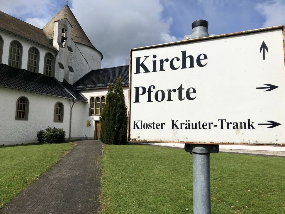 Von dem Kräuter-Trank, den die Schwestern herstellte, schlummern noch rund 40 Flaschen im Klosterkeller.