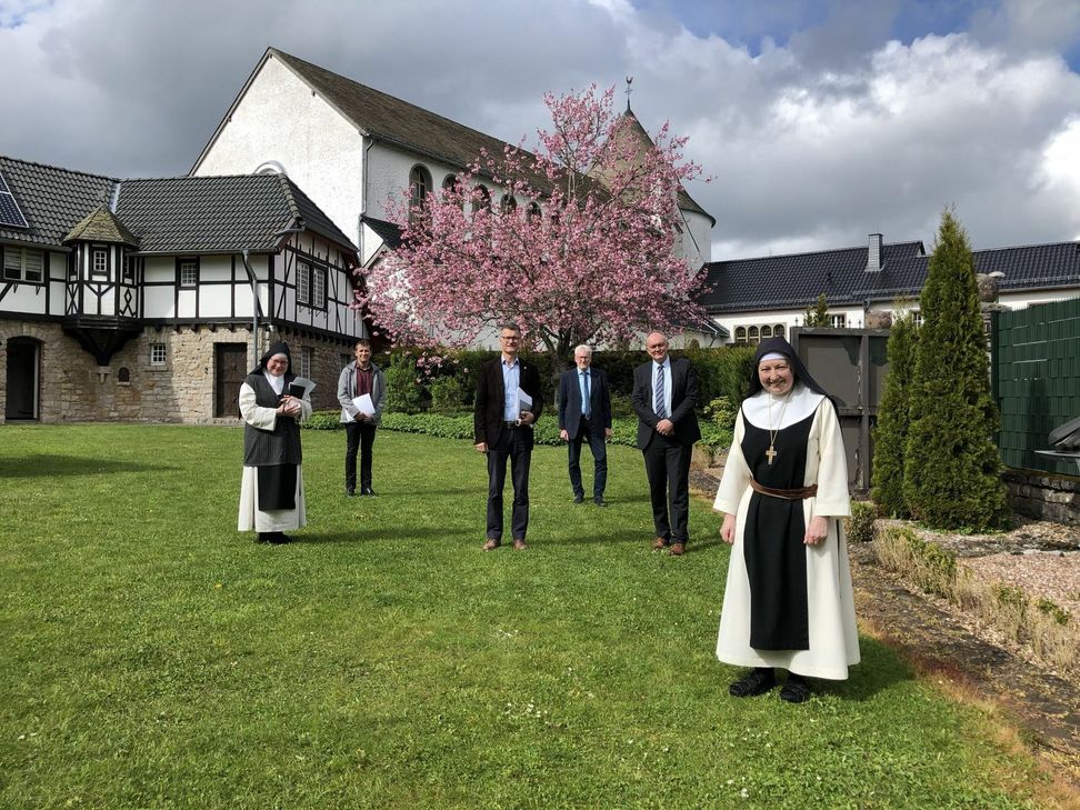 Schwester Magdalena (v.li.), Erwin Bungartz, Jan Lembach, Werner Hoff, Frank Brünker und die Äbtissin M. Gratia Adler informierten über die Nachfolgeregelung für die Abtei Maria Frieden.  mn-Fotos