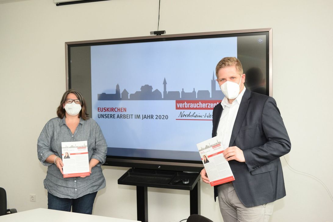 Erstmals war Landrat Markus Ramers (re.) Gastgeber bei der Vorstellung des Jahresberichts durch Monika Schiffer (li.) im Kreishaus. Foto: Scholl