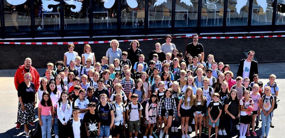 Die neuen Fünftklässler gemeinsam mit ihren Klassenleitungsteams sowie der Schulleiterin Nina Pfeil und dem zweiten stellvertretenden Schulleiter Marco Müller (oben rechts).