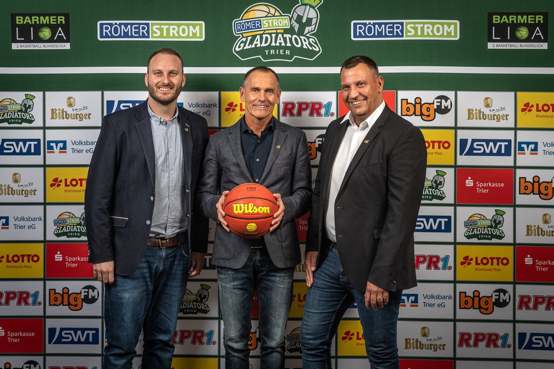 Freuen sich über die Beratungskooperation (von links): Achim Schmitz (Geschäftsführer der Gladiators Trier), Jörg Ullmann und Andre Ewertz (Geschäftsführer der Gladiators Trier). Foto: Simon Engelbert/ PHOTOGROOVE