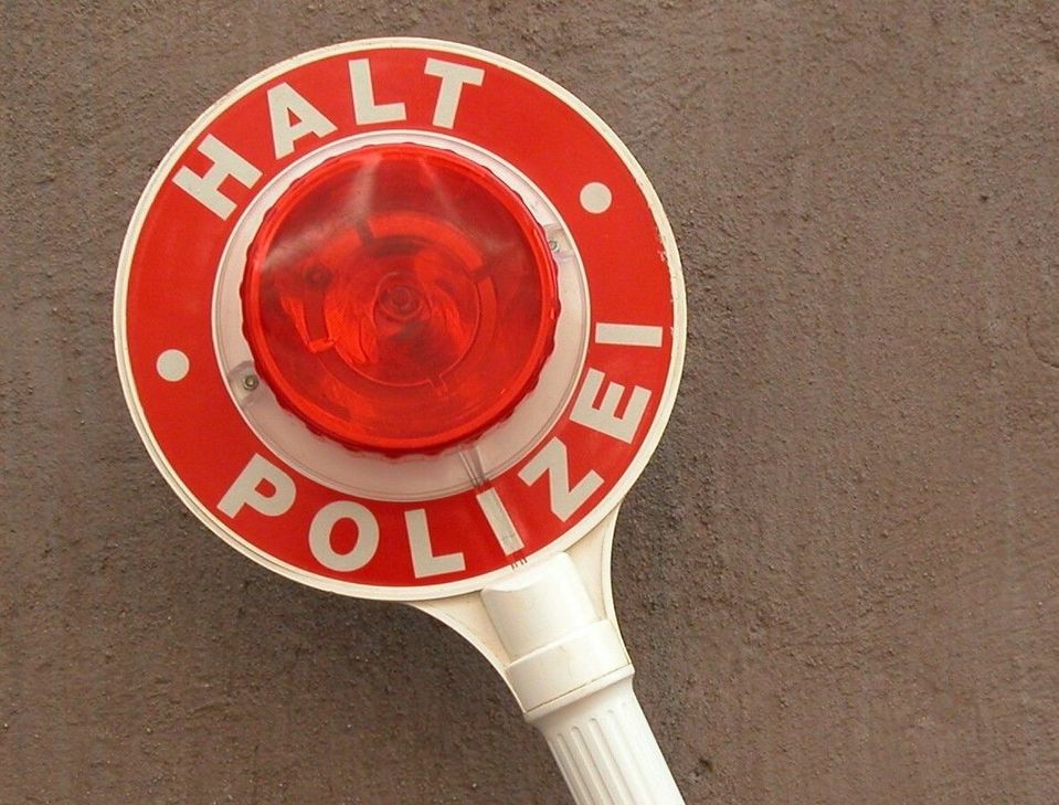 Dank eines zivilen Polizeimotorrads konnten einige Temposünder dingefest gemacht werden.