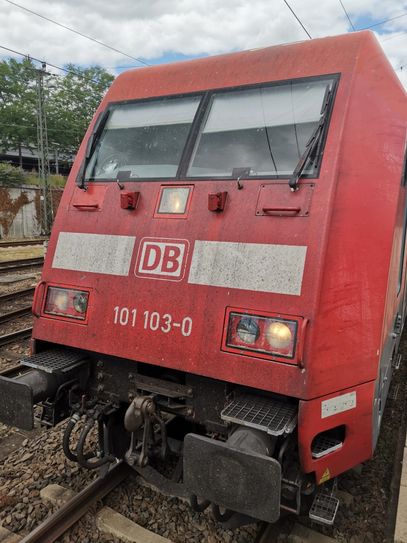 Beschädigte Frontscheibe am Eurocity EC 9. (Foto: Bundespolizei)