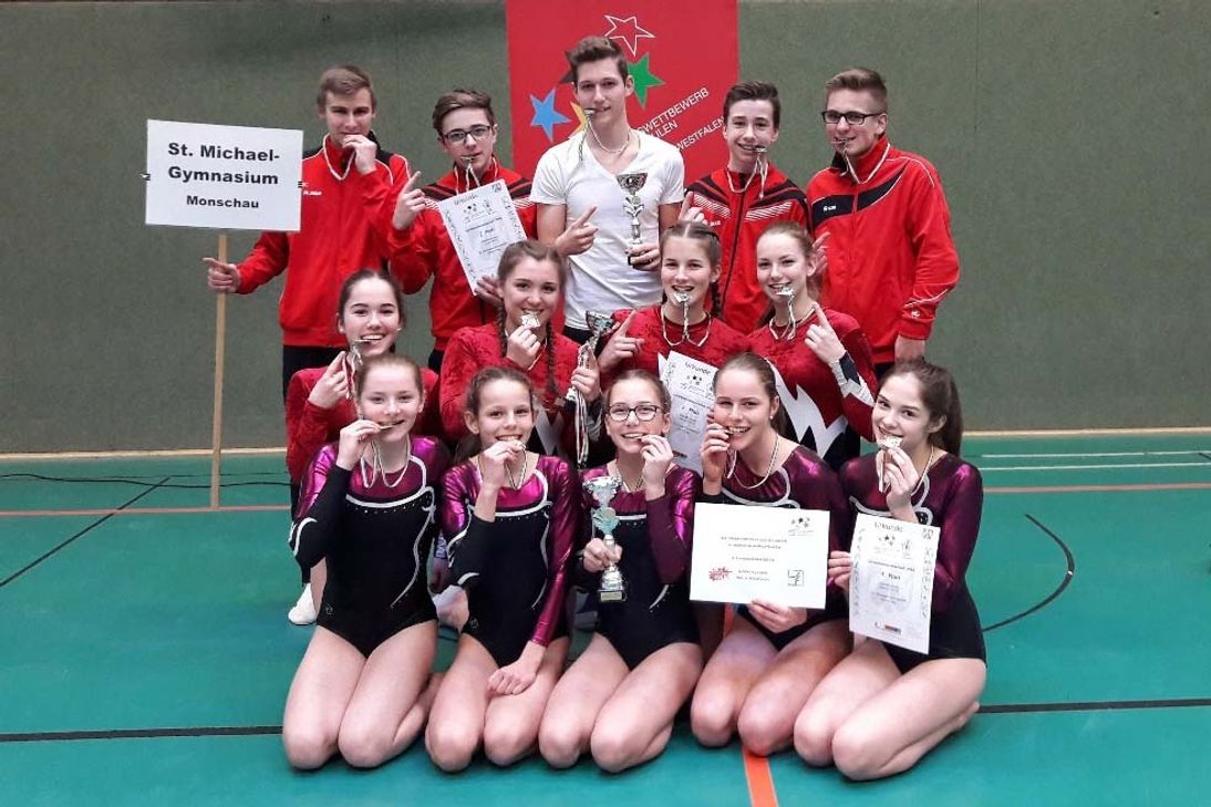 Die Gerätturner des St.-Michael Gymnasiums Monschau haben bei den NRW-Schulmeisterschaften mächtig abgeräumt. Mit Silber- und sogar Goldmedaillen behangen kehrten sie in die Eifel zurück. Für die jüngeren Mädels geht es sogar zum Bundesfinale nach Berlin. Foto: Florian Müller