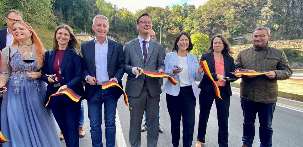 Ministerin Schmitt bei der Freigabe des Tunnels in Altenahr im Zuge der B 267.