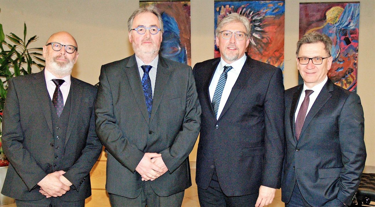 Prof. Dr. Rolf Dein (1.v.l.) übernahm die chefärztliche Leitung der Inneren Medizin im Cusanus Krankenhaus von Dr. Jürgen Tönges (2.v.r.). Neu berufen wurde Harald Binczyk (2.v.l.) zum Chefarzt für Viszeralmedizin durch ctt-Geschäftsführer Herrn Dr. Günter Merschbächer (1.v.r.). Foto: Verbundkrankenhaus