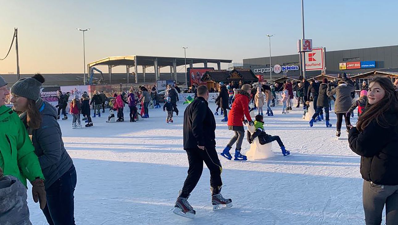 Die städtische Bauaufsicht von Bad Kreuznach duldet den Betrieb der Eisbahn auf dem Kaufland-Parkplatz ab sofort unter verschiedenen Auflagen.  Foto: Archiv
