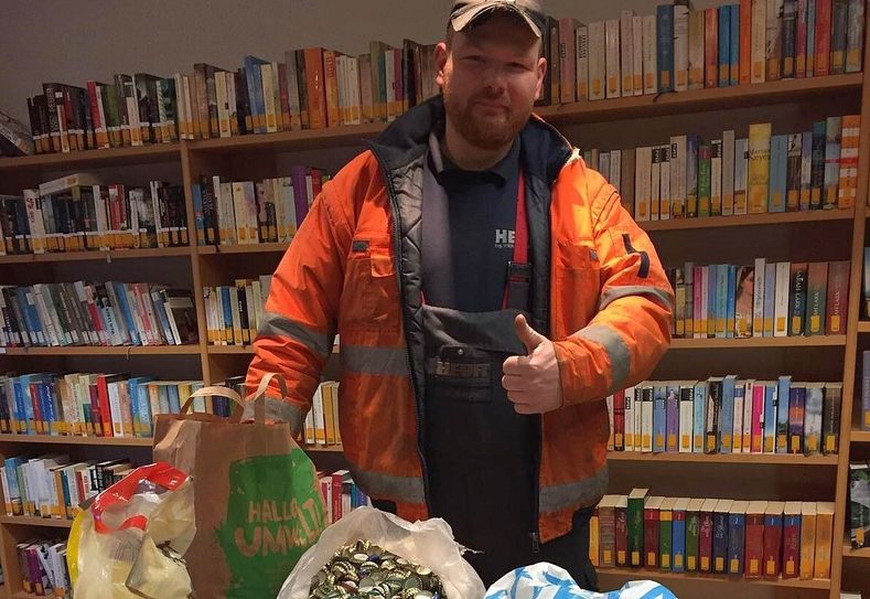 Markus Wagner kam persönlich in der Kottenheimer Bücherei vorbei, um die dort lagernden Kronkorken abzuholen.