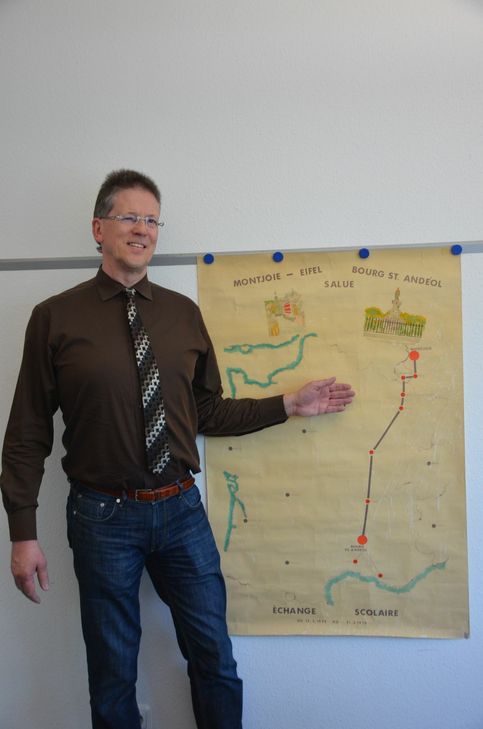 Hubert Leyendecker sucht nach dem Künstler, der dieses Plakat entworfen hat. Es soll künftig im Monschauer Rathaus ausgestellt werden. Foto: T. Förster