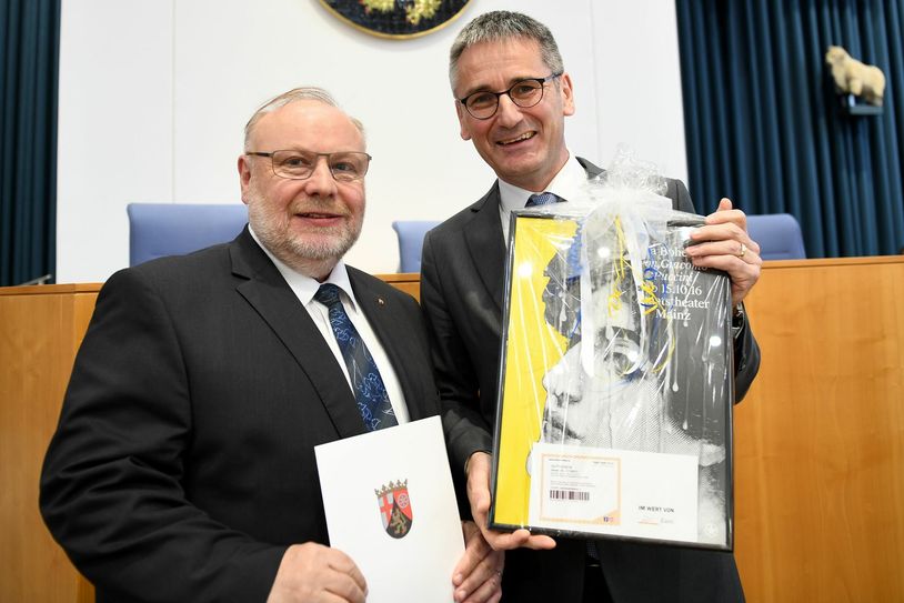 Mit einem kleinen Geschenk und einer Urkunde wurde der bisherige Bürgerbeauftragte des Landes Rheinland-Pfalz, Dieter Burgard (links), im Landtag offiziell von Landtagspräsident Hendrik Hering verabschiedet.