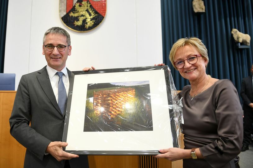 Landtagspräsident Hendrik Hering begrüßt die neue Bürgerbeauftragte des Landes Rheinland-Pfalz, Barbara Schleicher-Rothmund.