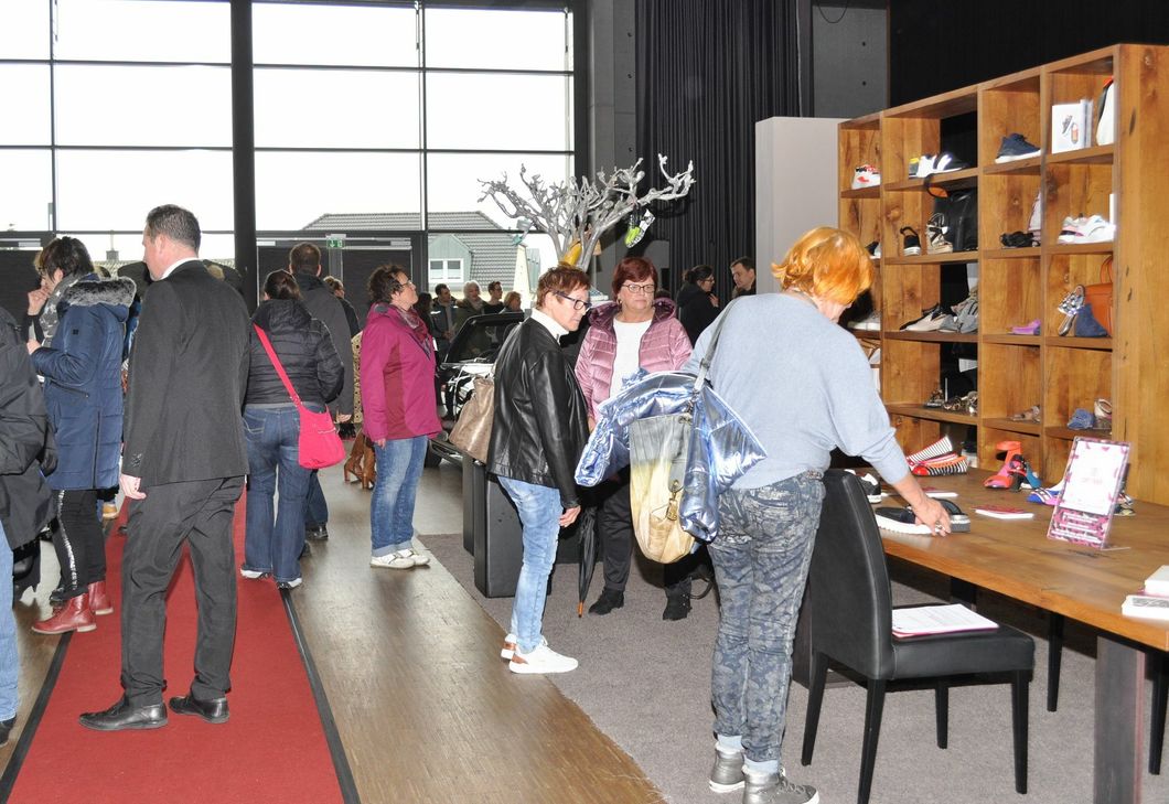 Die Frauenmesse in der Bitburger Stadthalle lädt  wie im Vorjahr zum Entdecken ein. Auch in diesem Jahr verspricht das Programm beste Unterhaltung. Foto: Stieren