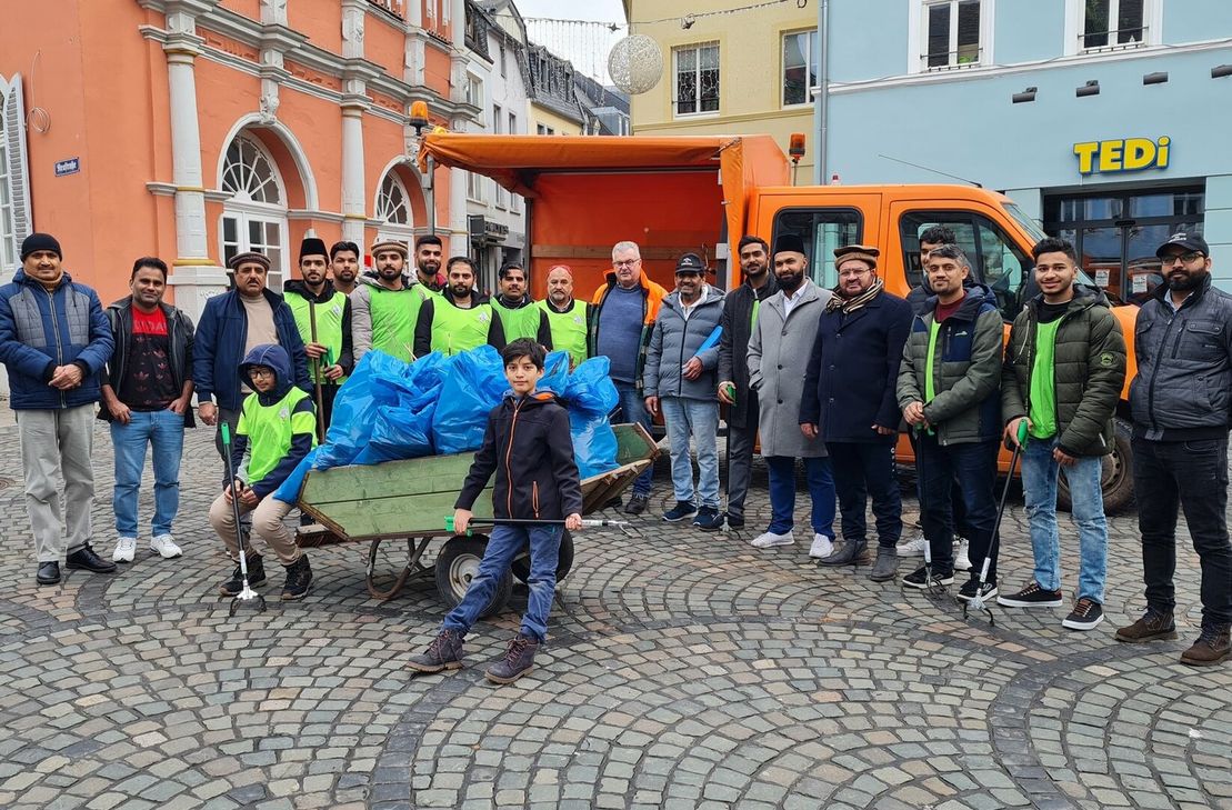 Traditionelle Neujahrsputzaktion der Ahmadiyya Jugendorganisation in Wittlich mit den Stadtwerken.