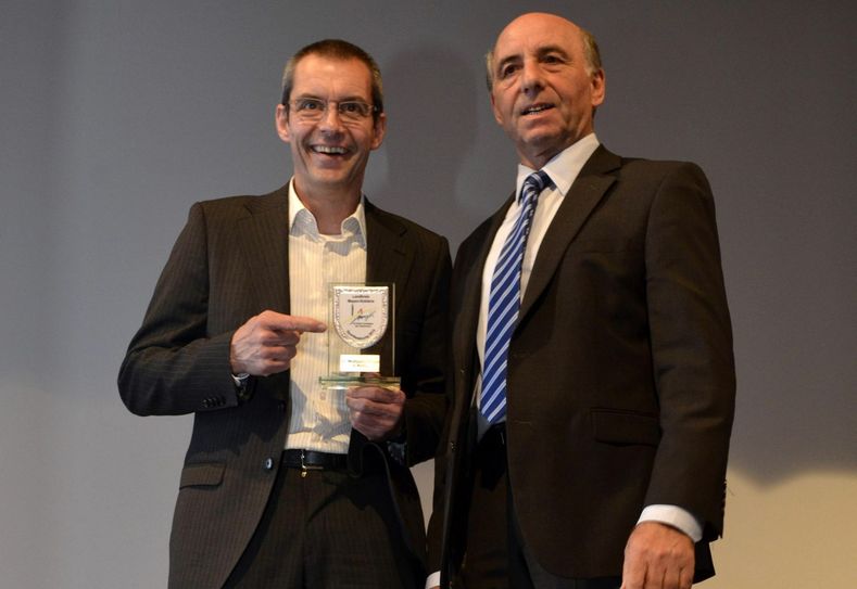 Zu den ersten Gratulanten gehörte Ortsbürgermeister Rudi Zenz (rechts).