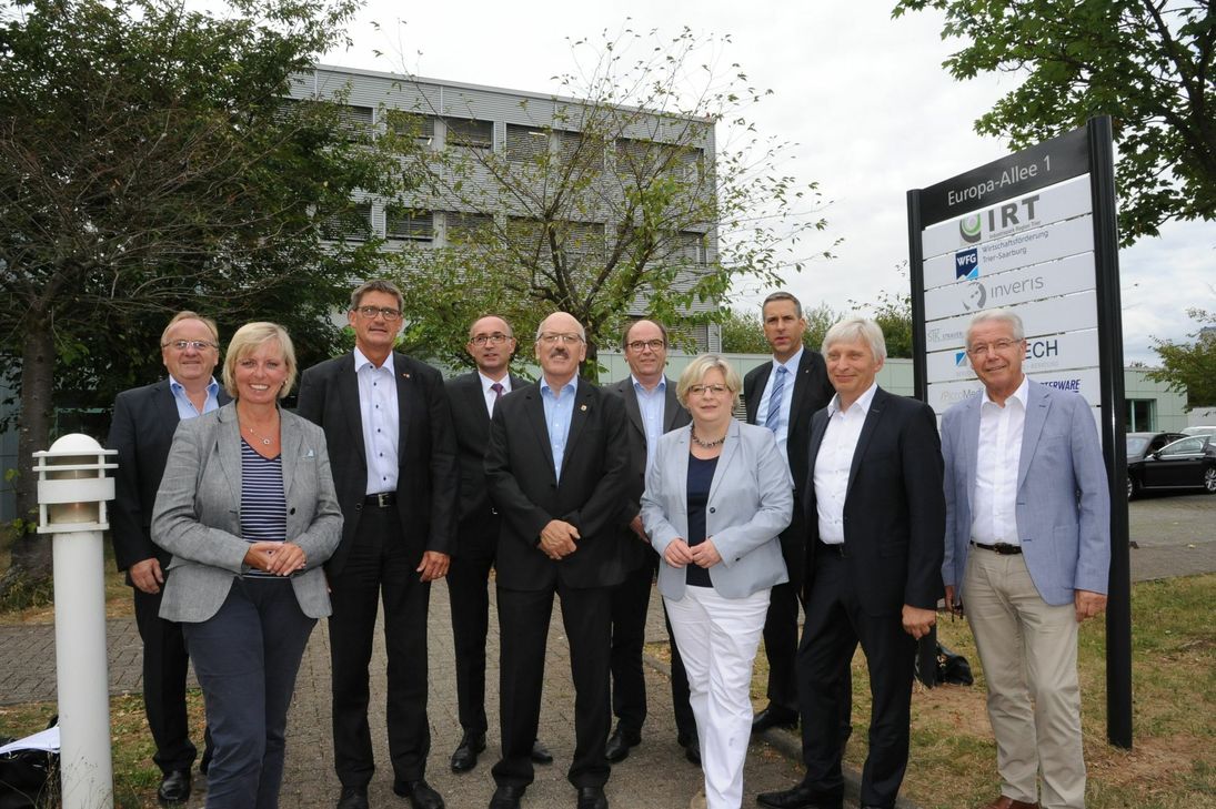 WFG-Geschäftsführer Hubert Rommelfanger (5. v. r.) und Reinhard Müller (2. v. r.) mit Landrat Günther Schartz (3. v. l.) und Gästen wie Bürgermeistern aus dem Kreisgebiet. Foto: Schmieder