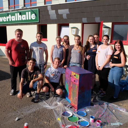 Kürzlich fand an der Ruwertalhalle in Zerf der erste Kindertag statt. Organisiert wurde dieser Tag durch die Jugendlichen der Gemeinde. Unterstützt wurden die jungen Leute dabei von Jugendpfleger Jochen Heib. Foto: FF