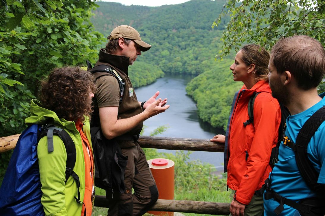 Tamina Kallert (2.v.r.) testet den Wildnis-Trail, hier geführt durch Nationalpark-Waldführer Guido Priske (2.v.l.). Herrliche Ausblicke begleiten die zweite Etappe des Wildnis-Trail, hier mit Blick auf den Obersee.