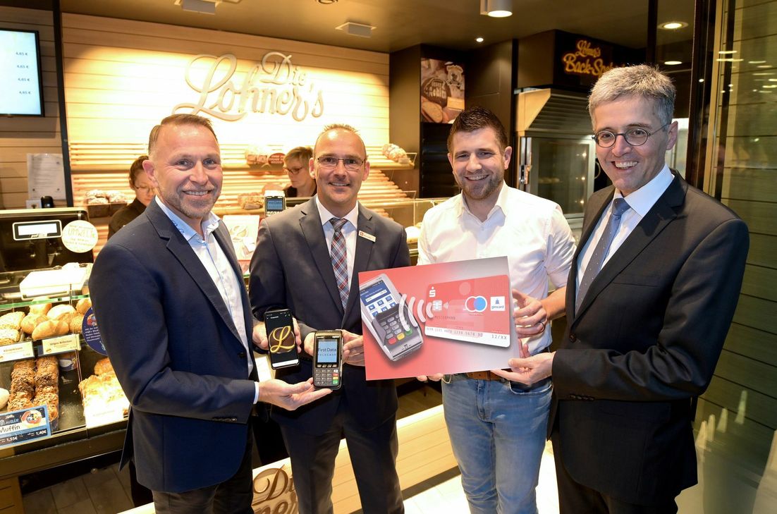 Freuen sich über den neuen Service in den  164 Bäckereifachgeschäften (v .l.): Helmut Moll, Marco Göbel, Johannes Eiffler und Karl-Josef Esch. Foto: KSK