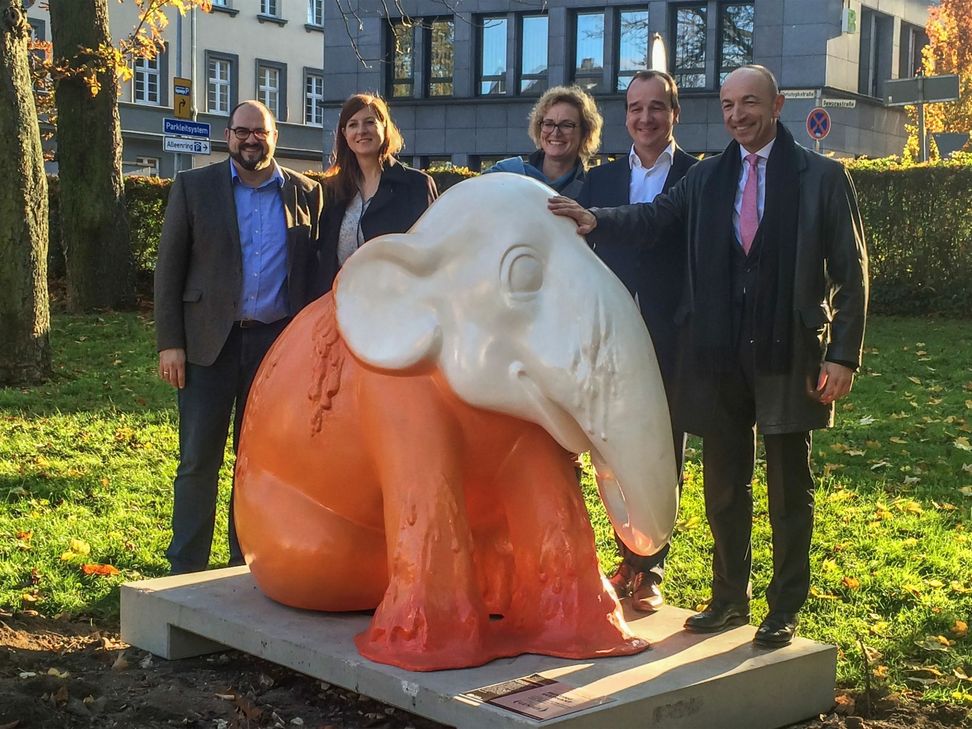 v.l.n.r.: Kulturdezernent Thomas Egger, Birgit Kehren (in Vertretung von Karin Kaltenkirchen) und Nele Sottmann, Mitgesellschafter der "Elephant Expo",  Christian Poth (Stuco GmbH & Co. KG), Joachim Becker, Leihgeber des "Melting Elephant". Foto: FF
