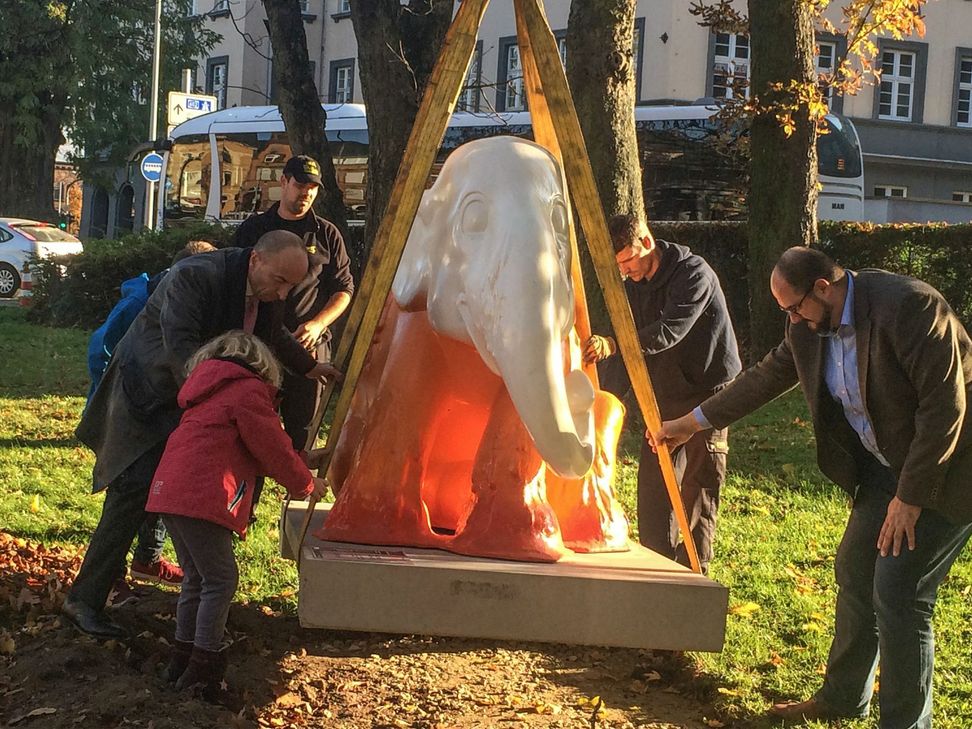 Joachim Becker bringt zusammen mit Kulturdezernent Thomas Egger und Tochter Laura "Melting Elephant" in die richtige Position. Foto: FF