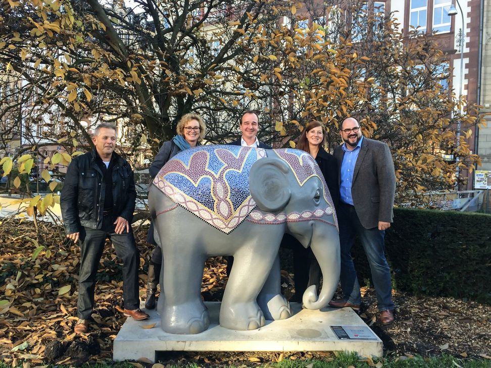 (v.l.n.r.) Wolfgang Scholtes (Scholtes Fliesen & Sanitär), Sponsor des Elefanten "Atachán", Nele Sottmann und Christian Poth (Stuco GmbH & Co. KG), Mitgesellschafter der "Elephant Expo", Birgit Kehren (in Vertretung von Karin Kaltenkirchen, ebenfalls "Elephant Expo") und Kulturdezernent Thomas Egger. Foto: FF