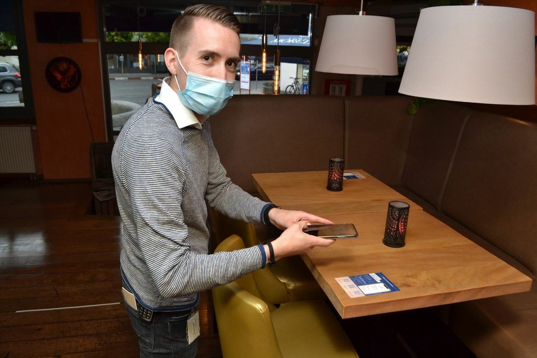 Die Speisekarte gibt es nur online. Per QR-Code erhalten die Gäste die Karte auf ihre Handy, wie Restaurantleiter Janosch Müller zeigt. Foto: Mager