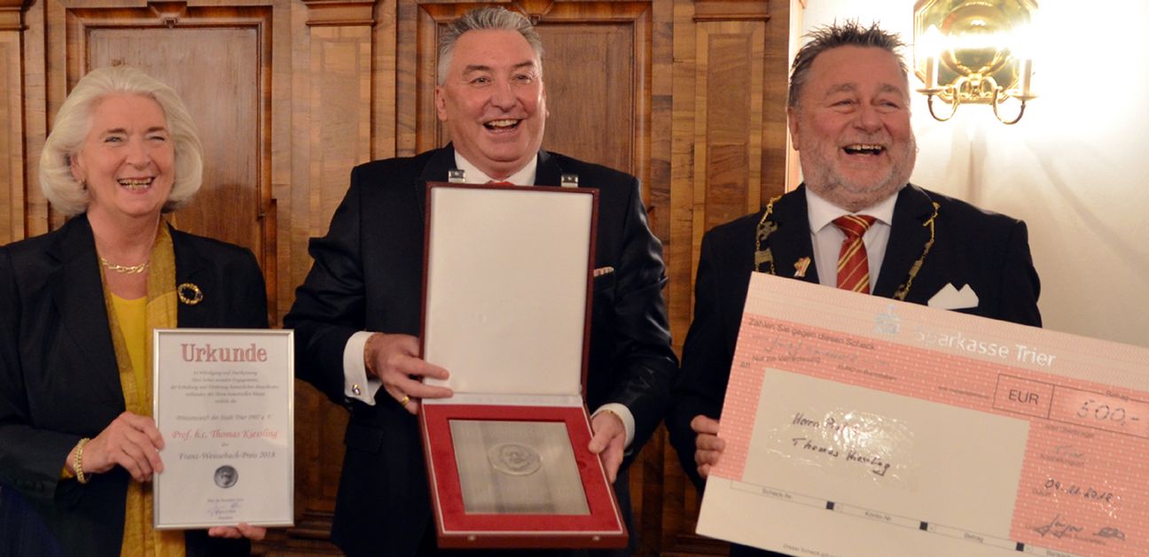 Hatten gut lachen: Weißebach-Preisträger Thomas Kiessling (M.) mit Geschäftsführerin Ulrike Feltes und Präsident Jürgen Schlich von der Prinzenzunft der Stadt Trier. Foto: Finkenberg