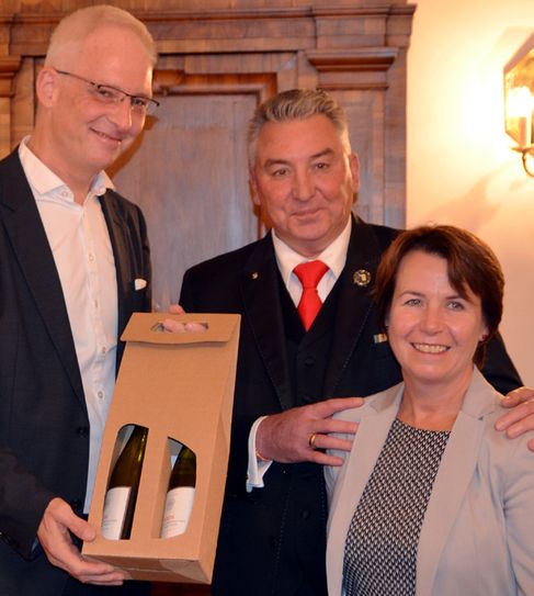 Vorjahrespreisträger OB Wolfram Leibe hielt die Laudatio und Ehefrau Pia (r.) stärkte dem "Trier-Süder Jung" den Rücken. Foto: Finkenberg