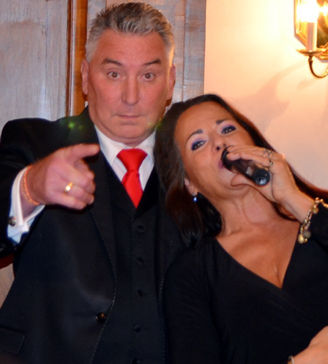 Shirley Winter sorgte temperamentvoll und gekonnt für die musikalische Umrahmung der Feierstunde. Foto: Finkenberg