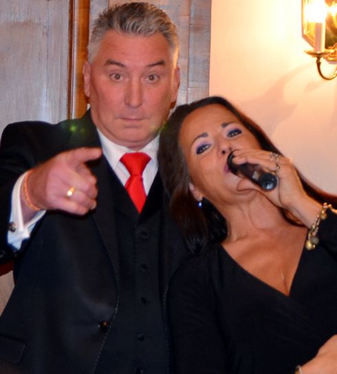 Shirley Winter sorgte temperamentvoll und gekonnt für die musikalische Umrahmung der Feierstunde. Foto: Finkenberg