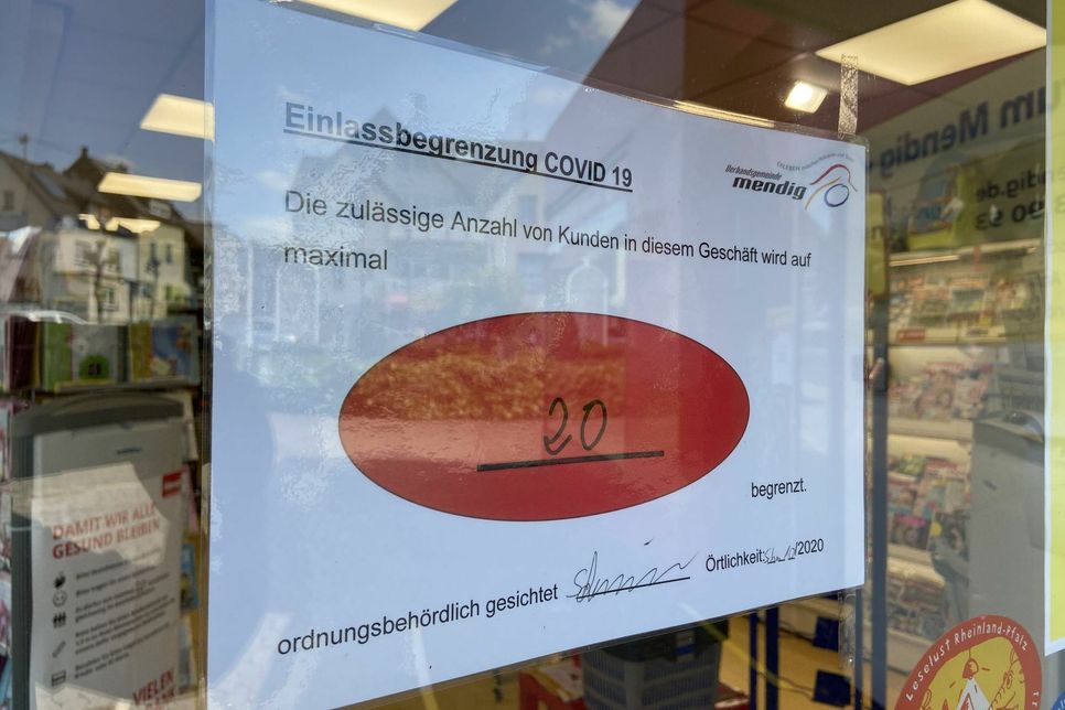 Die Zahl im roten Punkt gibt die Anzahl der Kunden an, die sich gleichzeitig in einem Geschäft in der Verbandsgemeinde Mendig aufhalten dürfen. Foto: VG Mendig
