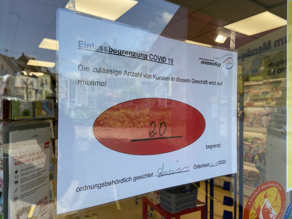 Die Zahl im roten Punkt gibt die Anzahl der Kunden an, die sich gleichzeitig in einem Geschäft in der Verbandsgemeinde Mendig aufhalten dürfen. Foto: VG Mendig