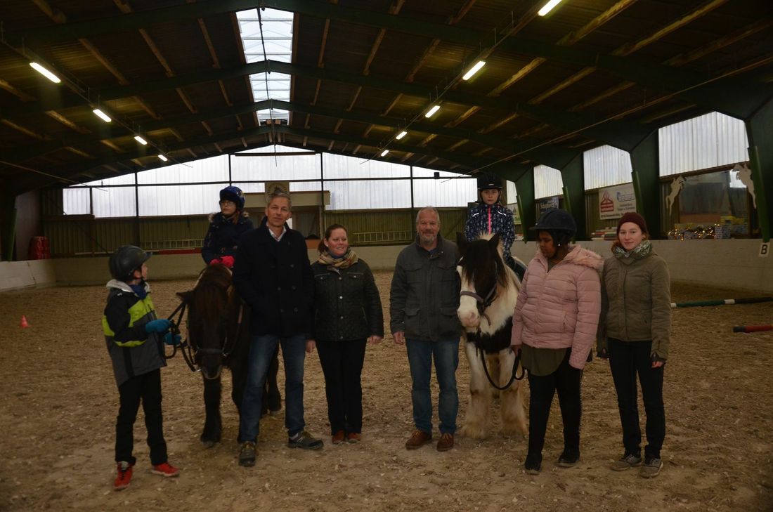 Dienstags kommt Kerstin Keus (Mitte) mit ihren Ponys Shannon und Bjarki nach Eicherscheid. Dort trifft sie Schüler der Förderschule Nordeifel zum therapeutischen Reiten. Schulleiter Robert Knauff (4.v.r.) ist dieses Angebot sehr wichtig - aktuell finanziert durch Allianz-Regionalvertreter Dietmar Kieselack (3.v.l.). Foto: T. Förster