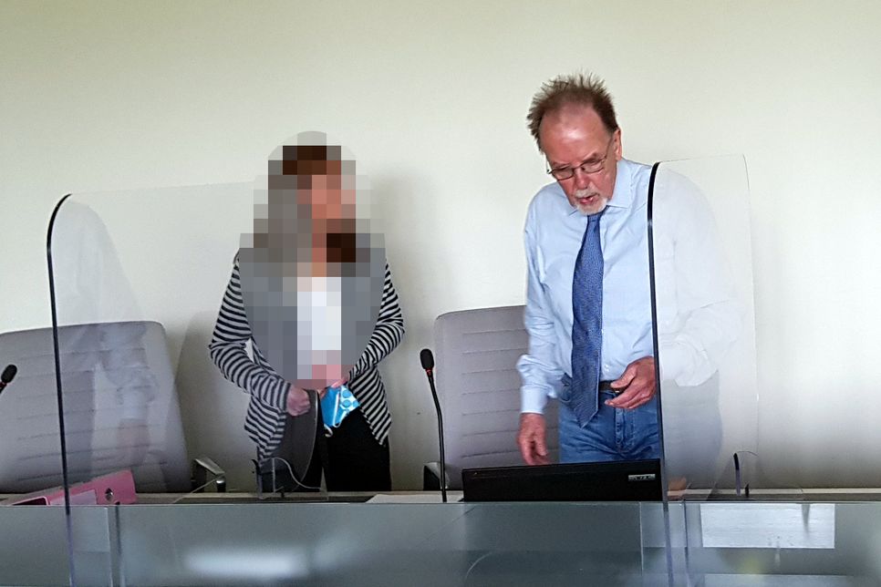 Die Angeklagte mit ihrem Rechtsanwalt vor dem Bad Kreuznacher Landgericht. Foto: Klaus Desinger
