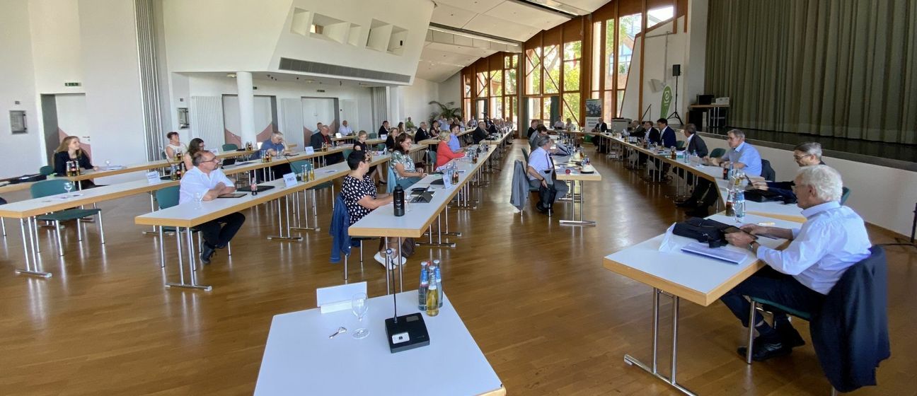 Die erste Kreistagssitzung nach der Corona-Zwangspause fand mit ausreichend Sicherheitsabstand im Dauner Forum statt. Hier ging es unter anderem um ein Comeback der Biotonne. Foto: Woltmann