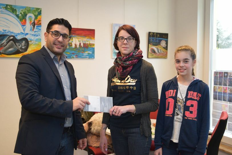 WochenSpiegel-Geschäftsstellenleiter Serkan Basar (li.) überreichte den Gewinn an Sabine Hirte (Mitte) und deren Tochter Mia. Foto: Scholl