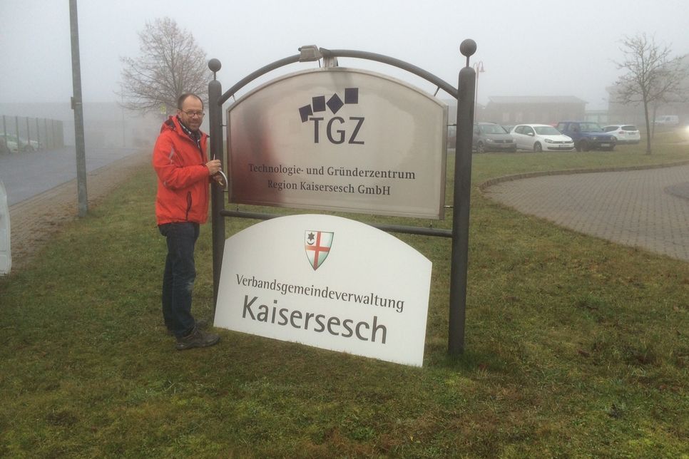 Schilderwechsel: Aus dem TGZ wird die Verbandsgemeindeverwaltung Kaisersesch.