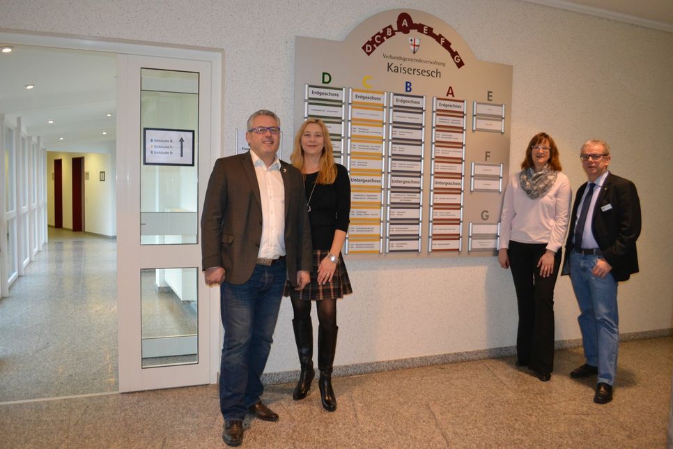 Die Navigation durch das "neue Haus" passt (v. l.): VG-Bürgermeister Albert Jung, Martina Vogel, Lydia Wagner und Büroleiter Josef Fuhrmann.