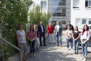 DRK-Kreisgeschäftsführer Martin Maser (4.v.li.) und DRK-Kreisvorsitzender Dr. Marlon Bröhr (5.v.re.) zeigen sich mit den neuen Räumlichkeiten zufrieden. (Foto: DRK)