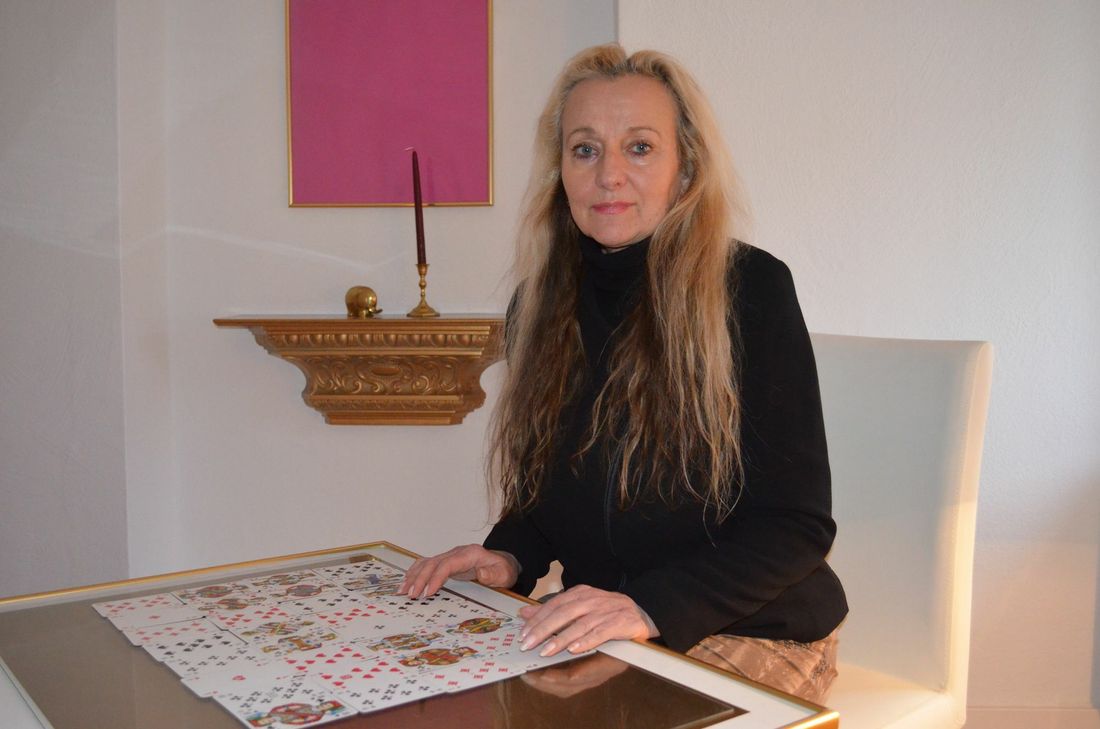 Inge Kockelmann liest aus Karten die Zukunft.                       Foto: S. Schönhofen