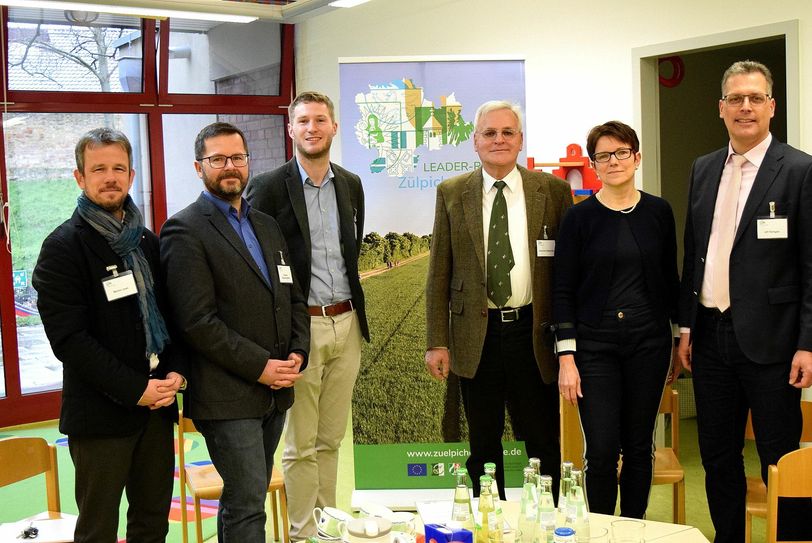 Martin Jost und Carsten Düppengießer von der Caritas, Regionalmanager von der LEADER-Region Zülpicher Börde Peter Wackers, der stellv. Bürgermeister von Weilerswist Heinz Oberrem, Claudia Rumbach von der Pfarrgemeinde Zülpich-Veytal und Zülpichs Bürgermeister Ulf Hürtgen freuen sich über den Start von »BUNT«. Foto: Breuer