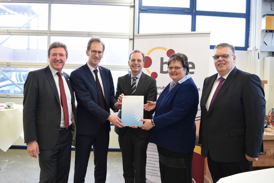 Freuten sich über den Förderbescheid, den Staatssekretär Thomas Rachel überreichte: Manfred Poth, Allgemeiner Vertreter des Landrats, Bundestagsabgeordneter Detlef Seif, Ute Stolz, Vorsitzende der Verbandsversammlung des BZE, und Jochen Kupp, Verbandsvorsteher des BZE. Foto: Breuer