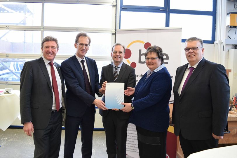 Freuten sich über den Förderbescheid, den Staatssekretär Thomas Rachel überreichte: Manfred Poth, Allgemeiner Vertreter des Landrats, Bundestagsabgeordneter Detlef Seif, Ute Stolz, Vorsitzende der Verbandsversammlung des BZE, und Jochen Kupp, Verbandsvorsteher des BZE. Foto: Breuer