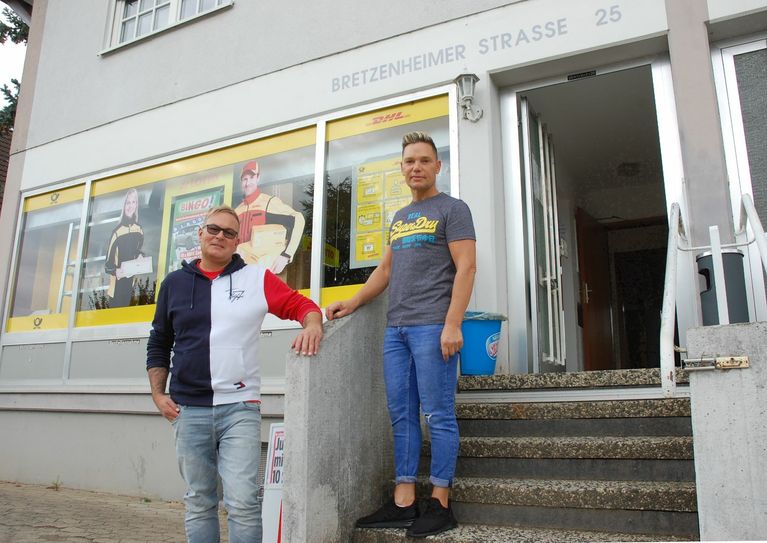 Inhaber Michael Zuck (r) und sein Angestellter Michael Schönemann an der steilen Treppe, die in die Poststelle in Winzenheim führt.